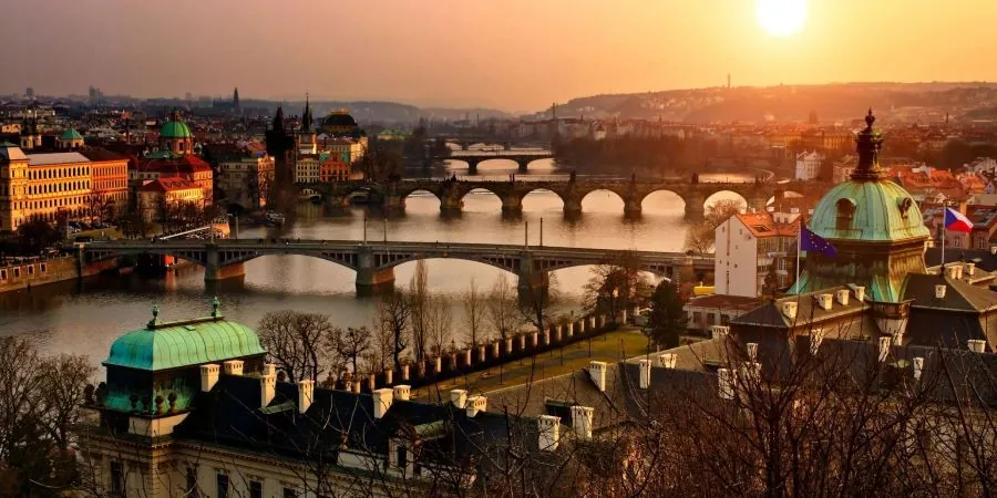 Vera&John lottar ut en drömresa varje dag i juni